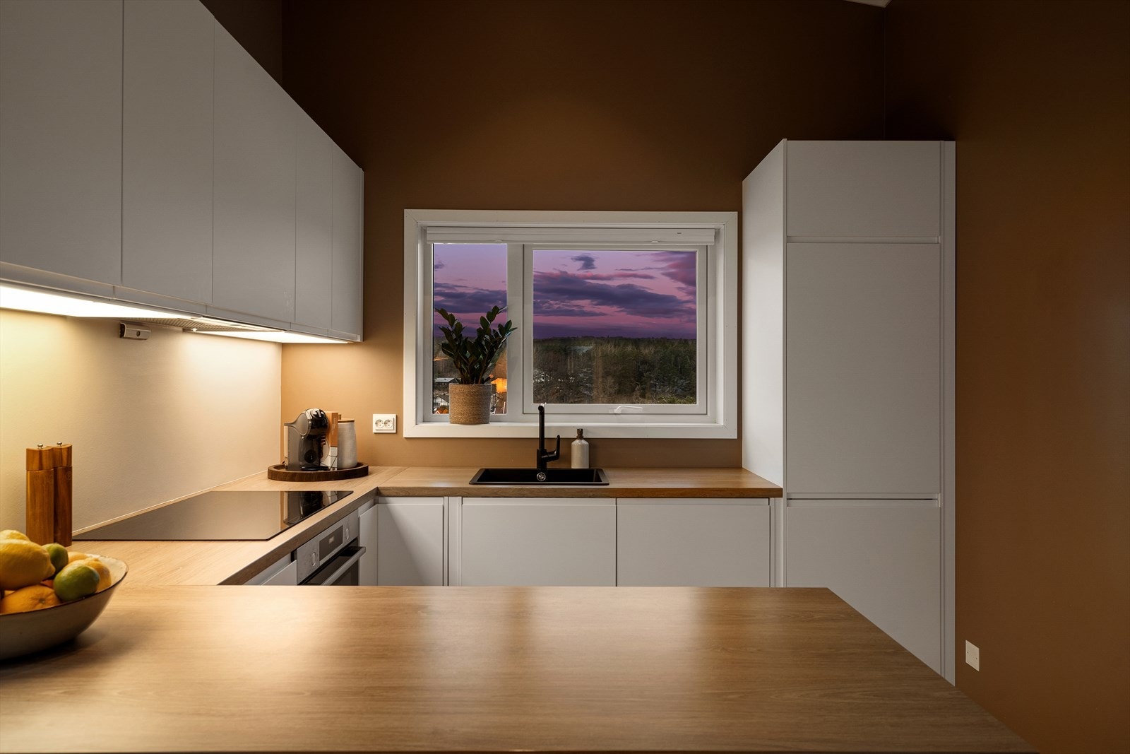 Kjøkkenet er av god størrelse og har en stilren innredning med glatte fronter og laminatbenkeplate. Alle hvitevarer er integrert. Galleribilde