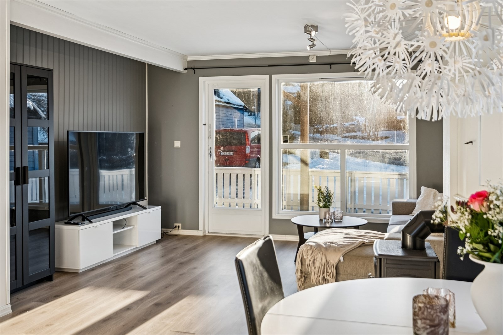 Lys og trivelig stue med utgang terrasse Galleribilde