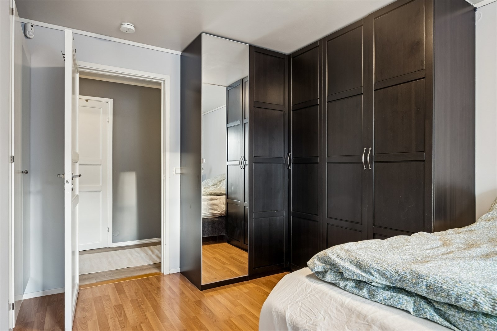 Soverom med romslig garderobe Galleribilde