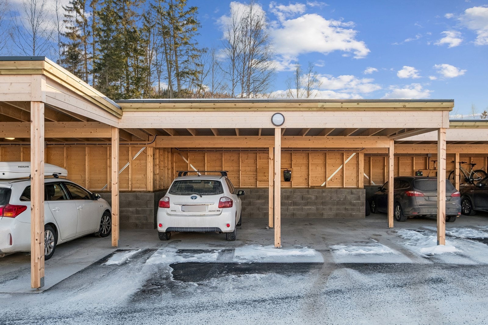 Carport som følger leiligheten Galleribilde