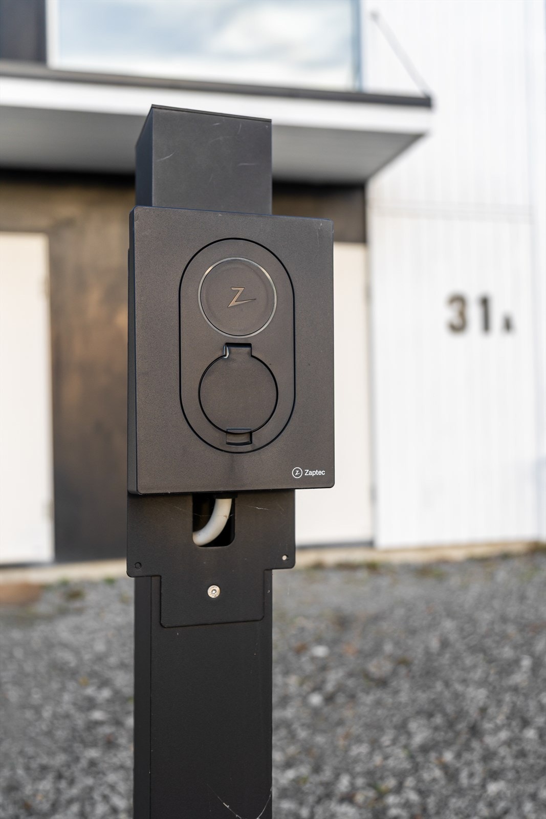 Det er installert elbillader fra Zaptec. Galleribilde