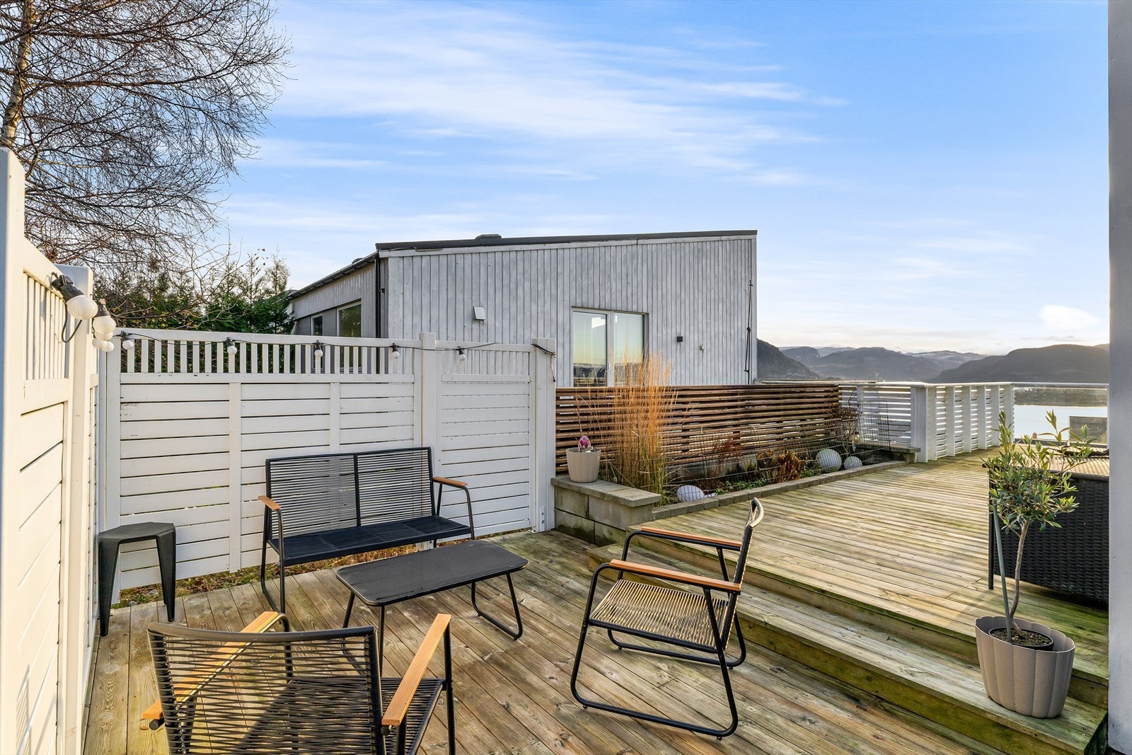 Området byr på vakre turområder med stier til blant annet Barkafjellet og Leitevegen, perfekt for natur- og friluftsentusiaster. Galleribilde