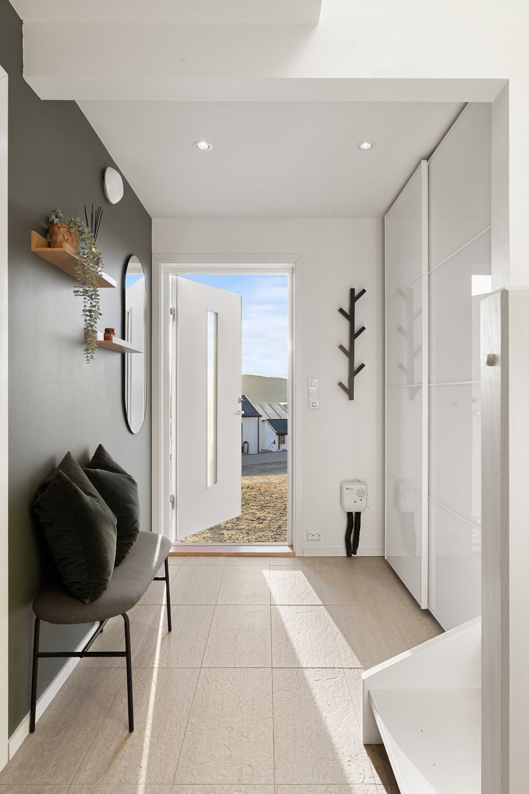 Det medfølgende garderobeskapet bidrar til god oppbevaring av yttertøy og sko, som gir et ryddig uttrykk. Galleribilde