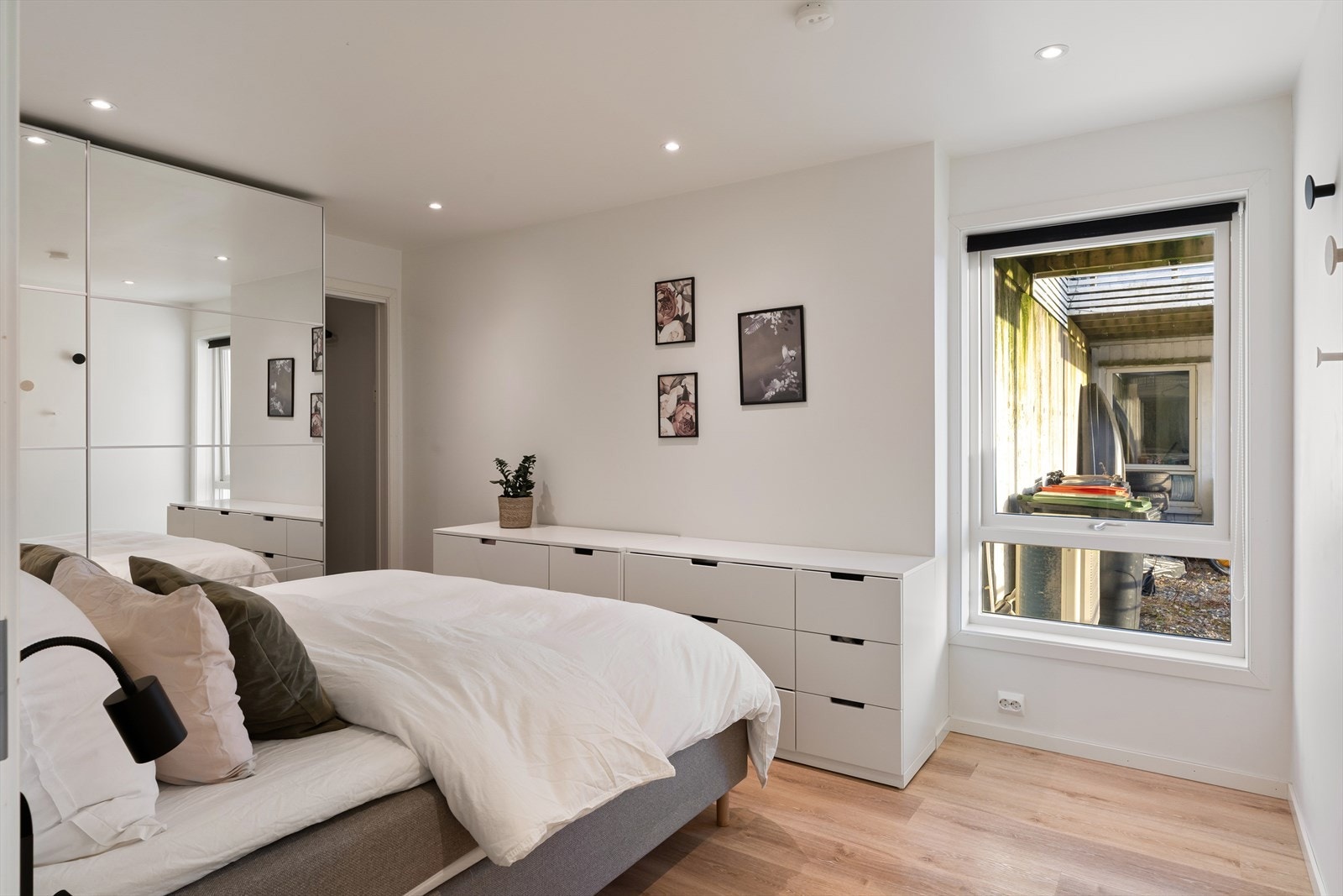 Hovedsoverommet er av god størrelse og er innredet med en praktisk skyvedørsgarderobe. Galleribilde