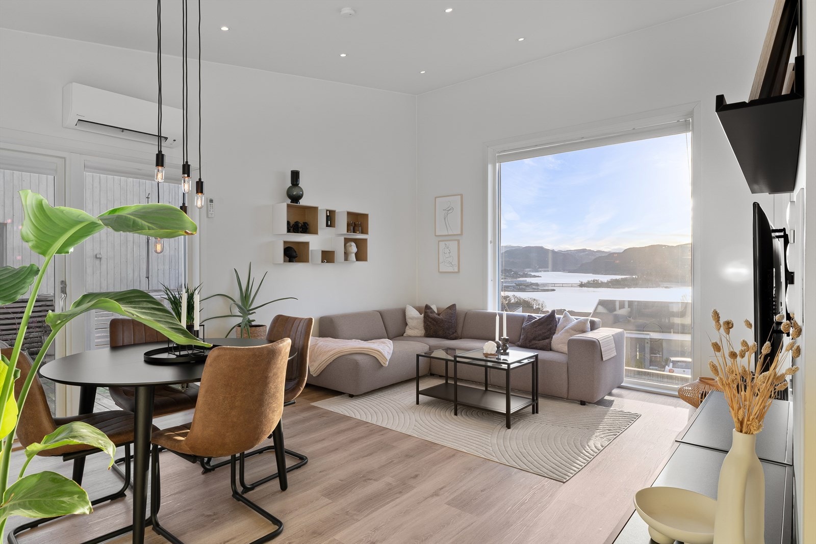 Boligen kan skilte med god takhøyde og en herlig romfølelse i stuen, samt en kjekk terrasse hvor du kan nyte den nydelige utsikten mot sjøen. Galleribilde