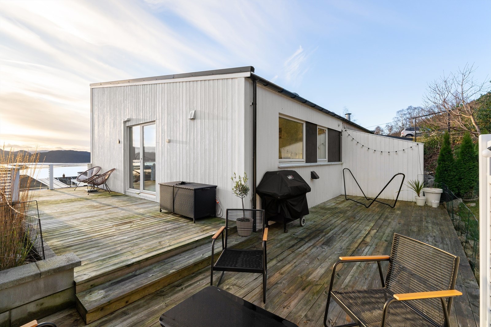 Boligens romslige terrasse på 48 m², hvor du kan nyte solrike dager og den fantastiske utsikten. Galleribilde