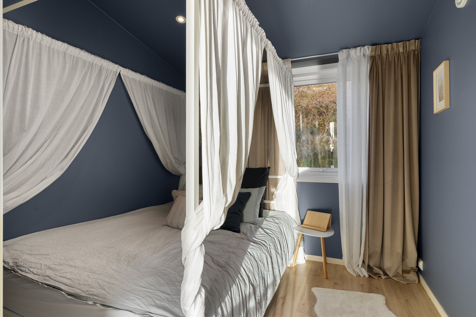 Boligen har to romslige soverom som begge gir plass til seng og garderobeløsning etter eget ønske. Galleribilde