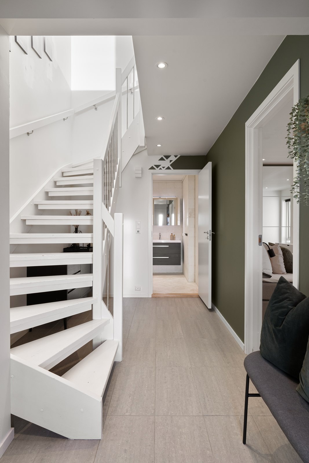 Boligens entré ønsker deg velkommen med et moderne preg. Galleribilde