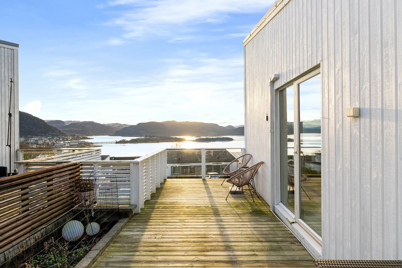 Boligen har en idyllisk beliggenhet i et veletablert boligområde på Barkved. Galleribilde