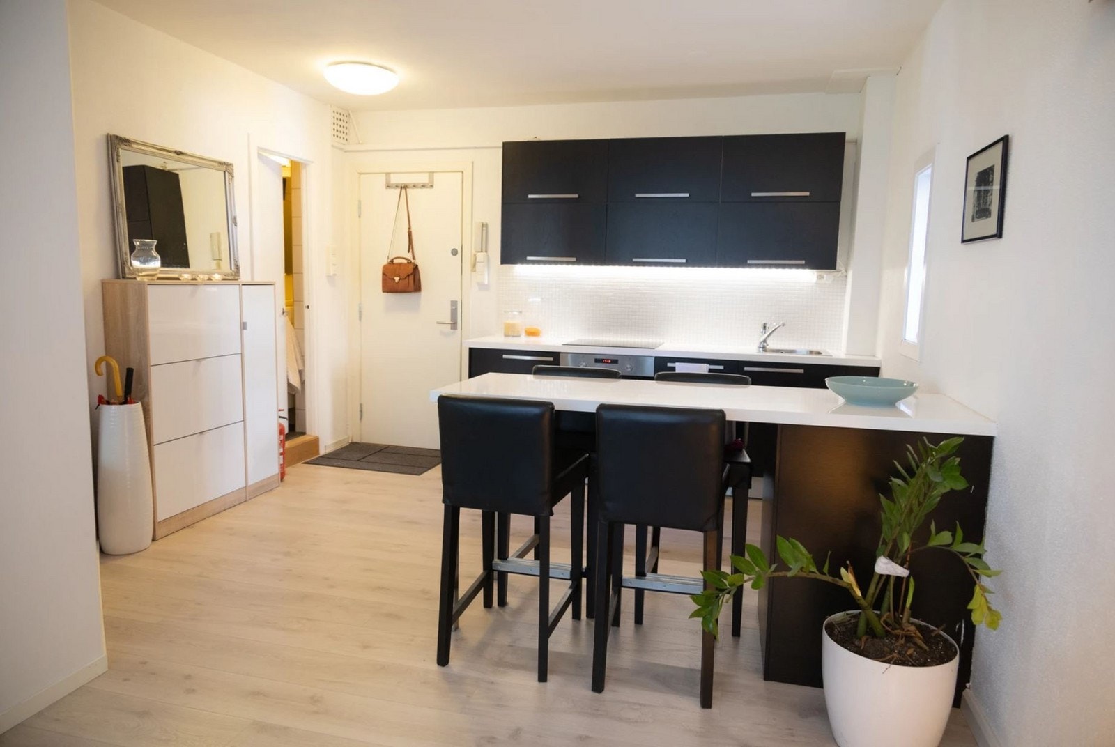 Åpen stue/kjøkkenløsning. Integrerte hvitevarer. Galleribilde