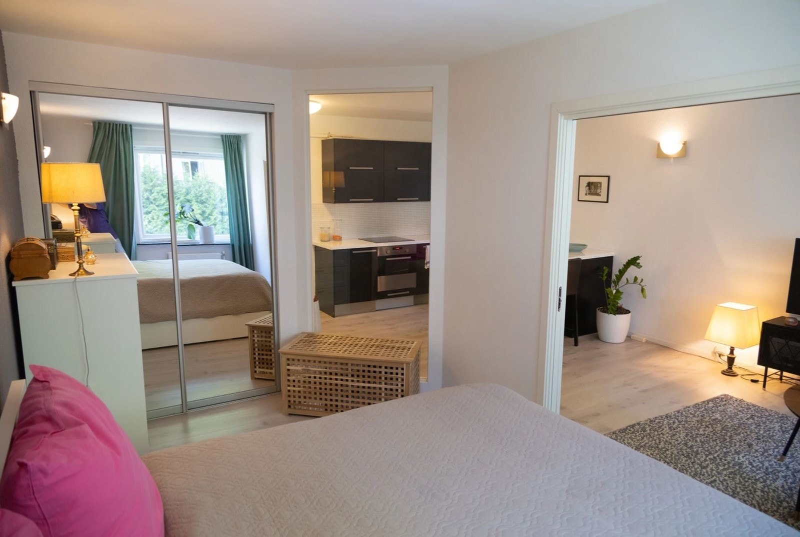 Skyvedørsgarderobe, glass i vegg for et lysere preg. Her kan du sette opp gardiner hvis ønskelig. Galleribilde