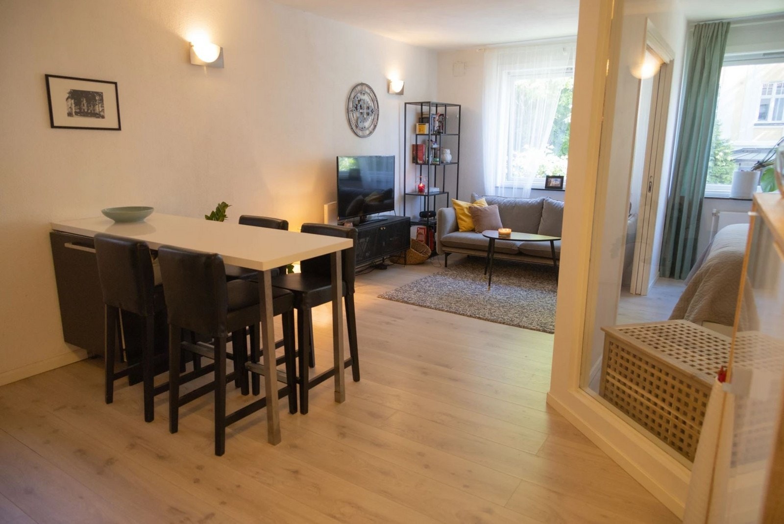 Spisebord med tilhørende stoler. Galleribilde