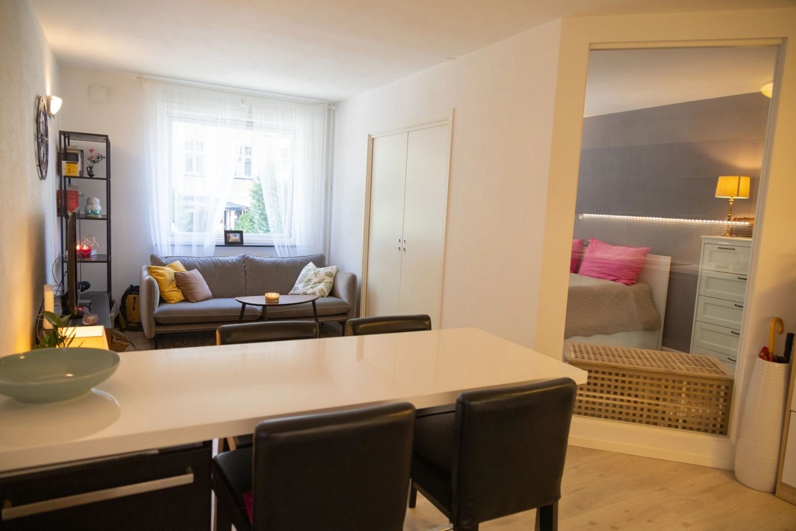 Store vinduer mot hyggelig gate. Galleribilde