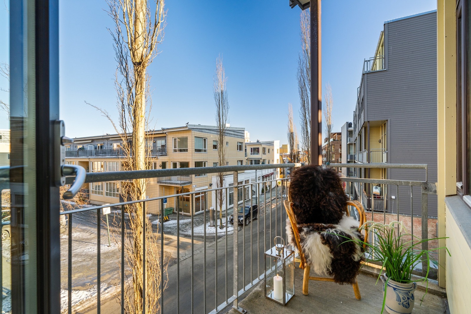 Balkongen gir ekstra uteplass i hverdagen. God utsikt mot nærområdet. Galleribilde