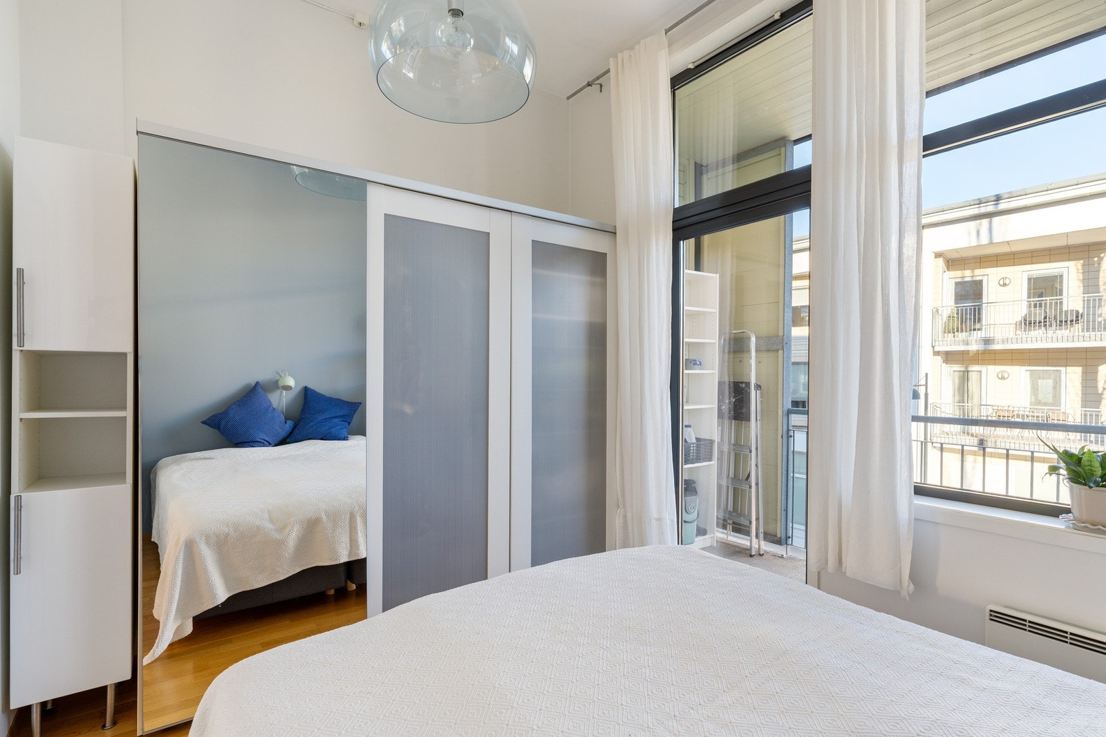 God plass til dobbeltseng og oppbevaring. Speiloverflaten gjør at rommet føles enda større. Galleribilde