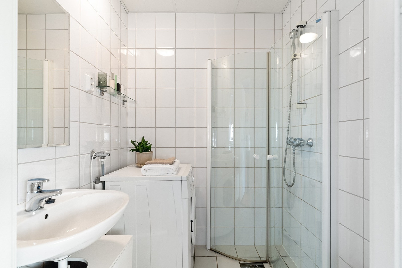 Moderne bad med flislagte overflater. Galleribilde