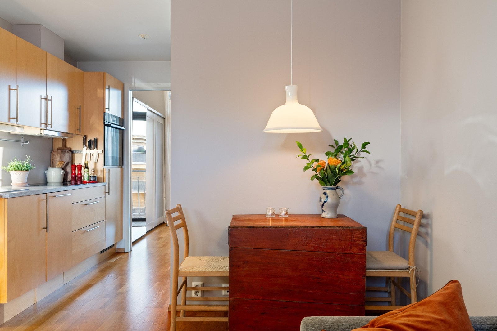 Spiseplass i tilknytning til kjøkken. Her er det også plass til gjester. Galleribilde