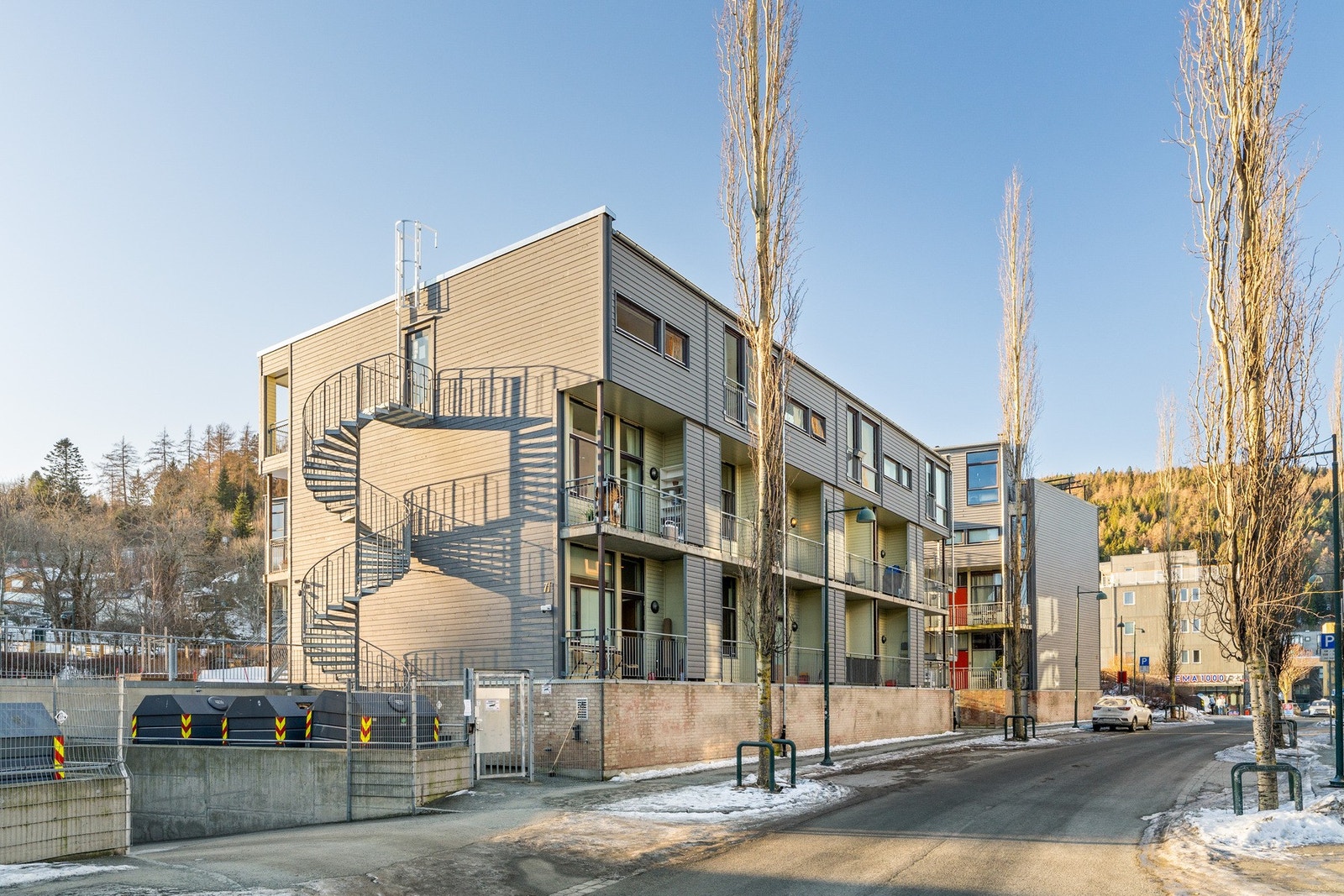 Fasade sett mot soveromsbalkong. Merk Coop Extra, Rema 1000, buss og 3T beliggende i kort gangavstand. Galleribilde