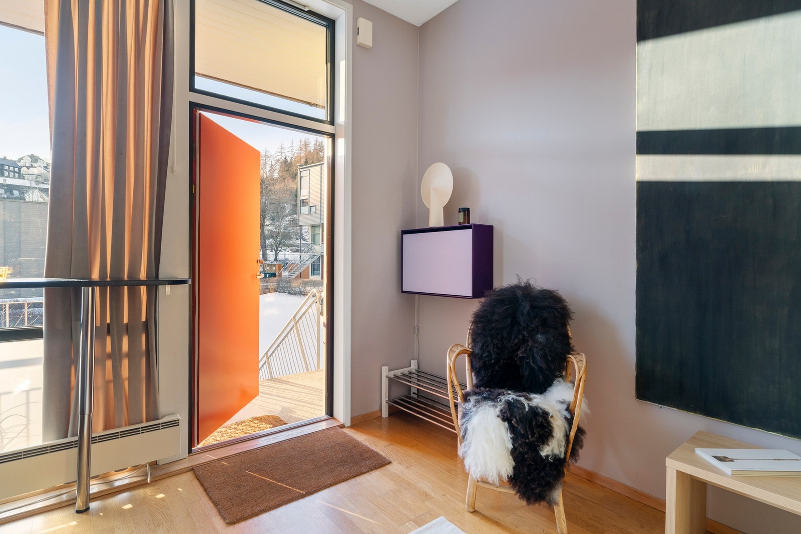 Leiligheten har en gjennomgående og arealeffektiv planløsning. Store vindusflater på begge sidene av leiligheten gir flott gjennomlys. Galleribilde