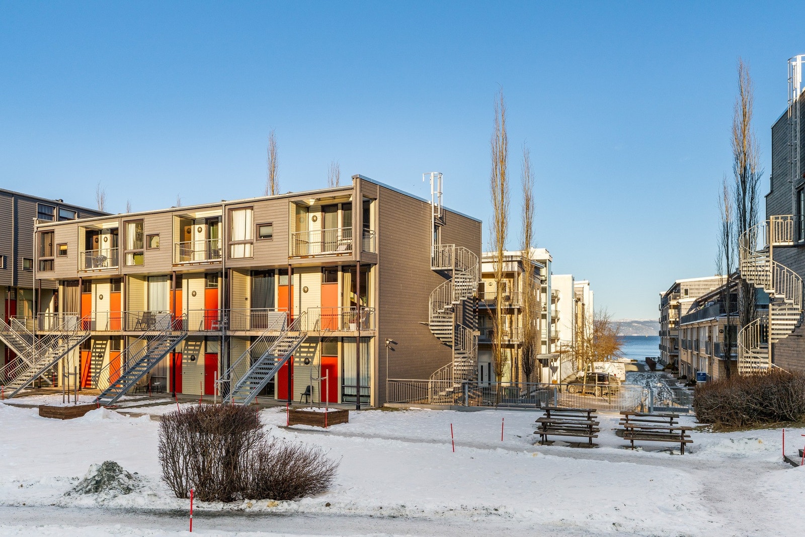 Attraktiv beliggenhet i et rolig og veletablert område på Ilsvika, med kort vei til dagligvare, kollektivtransport, servicetilbud og fine rekreasjonsmuligheter. Galleribilde