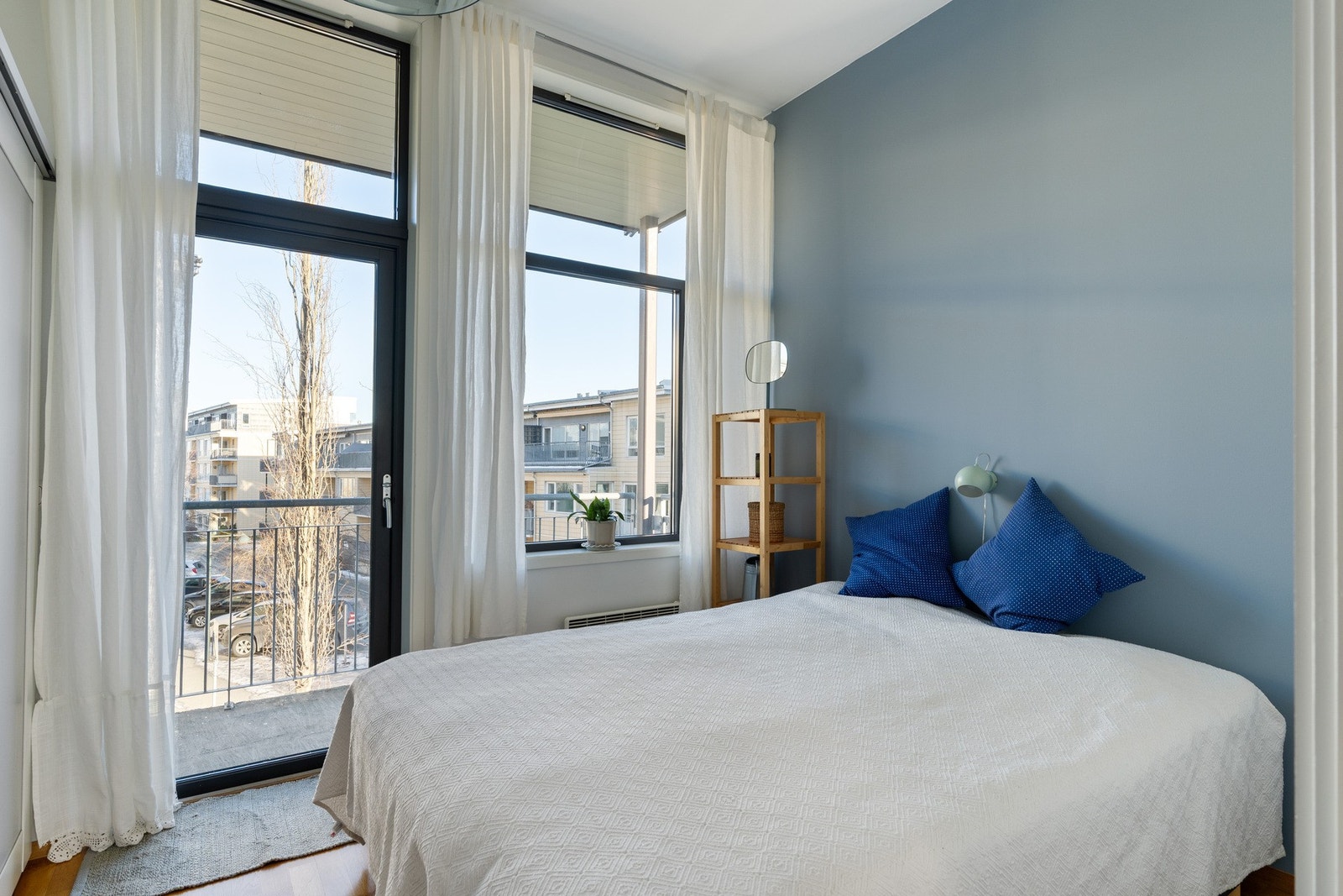 Soverom på 8,5 kvm med store vindusflater som gir godt lys. Privat balkong. Galleribilde