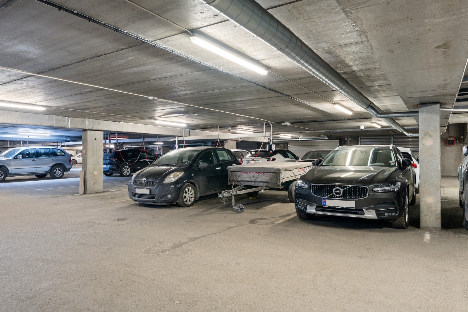 1 parkeringsplass i felles oppvarmet parkeringskjeller medfølger leiligheten. Galleribilde