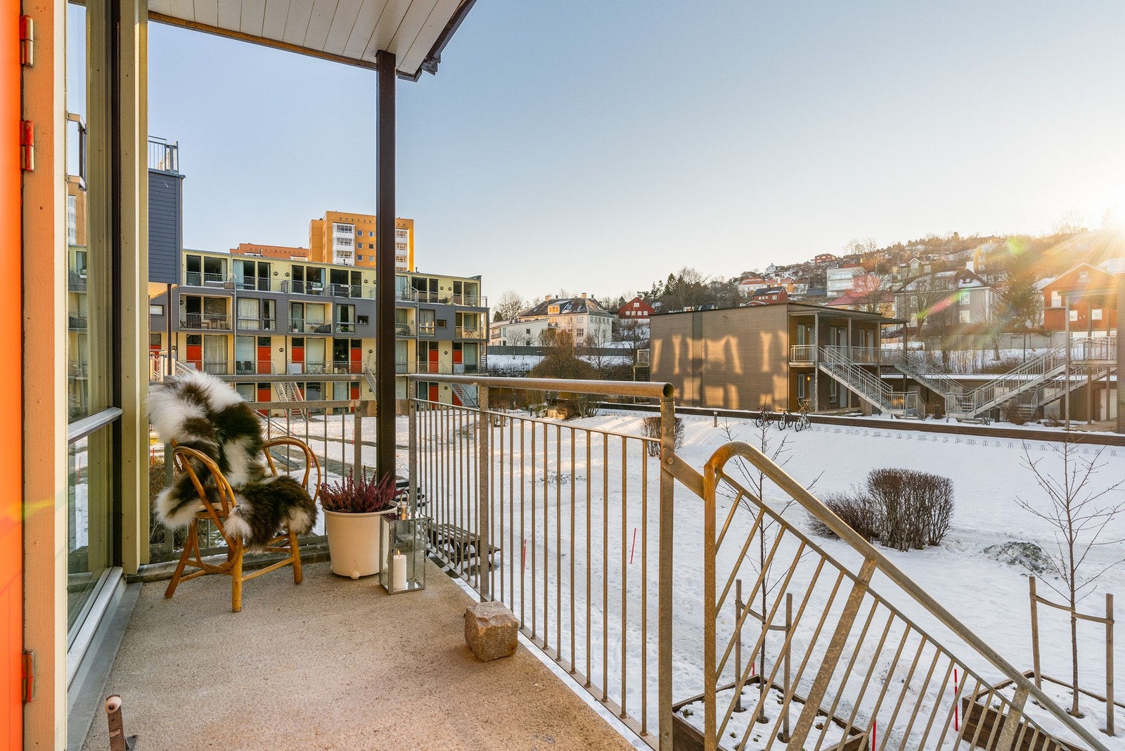 Sørvendt uteplass mot hagen har om sommeren sol til kl 20.00. Galleribilde