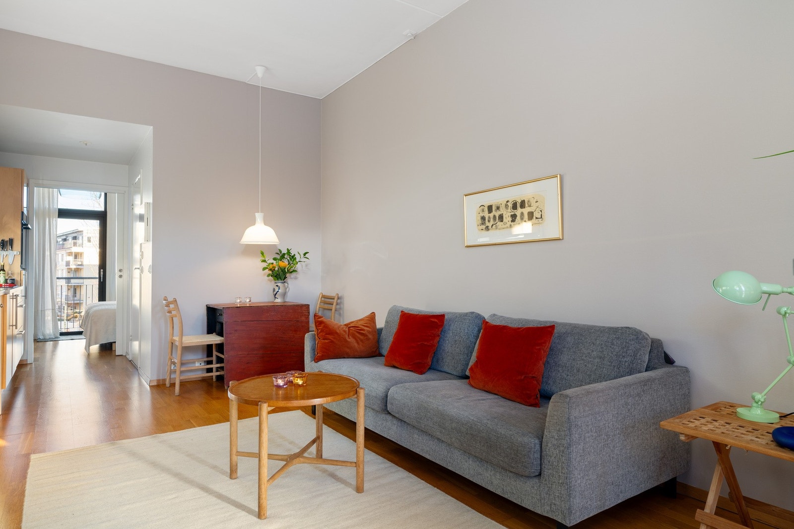 Stuen sett fra entré. Åpen og sosial planløsning og et inbydende førsteinntrykk. Galleribilde