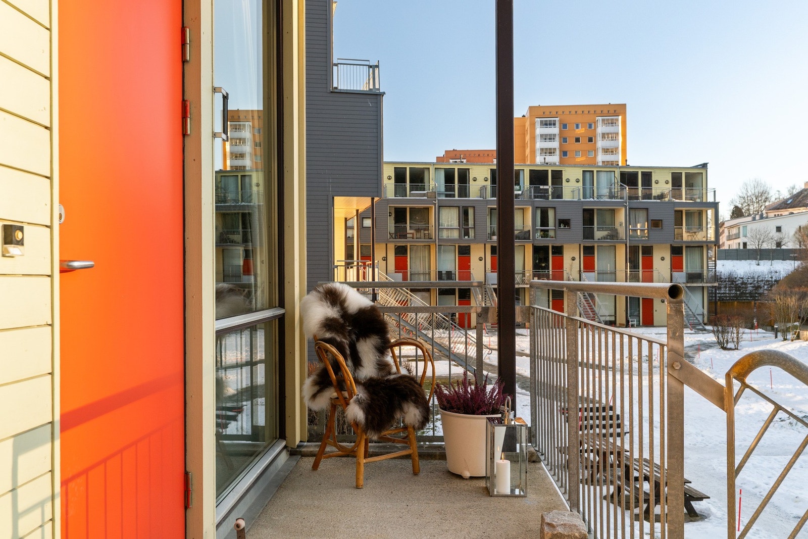 Lys og moderne 2-roms på 33 kvm med balkong, bod og parkering. Ingen fellesgjeld! Galleribilde