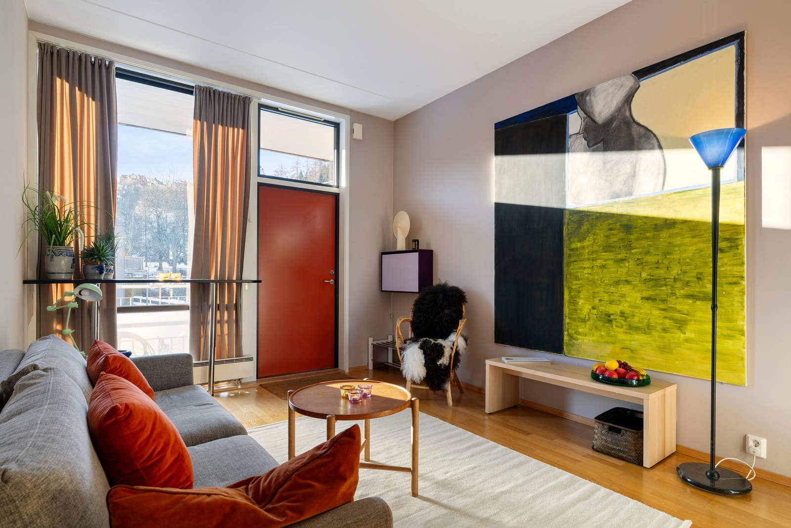 Lys og innbydende stue på 20 kvm, med god plass til både sofa- og spisegruppe. Galleribilde