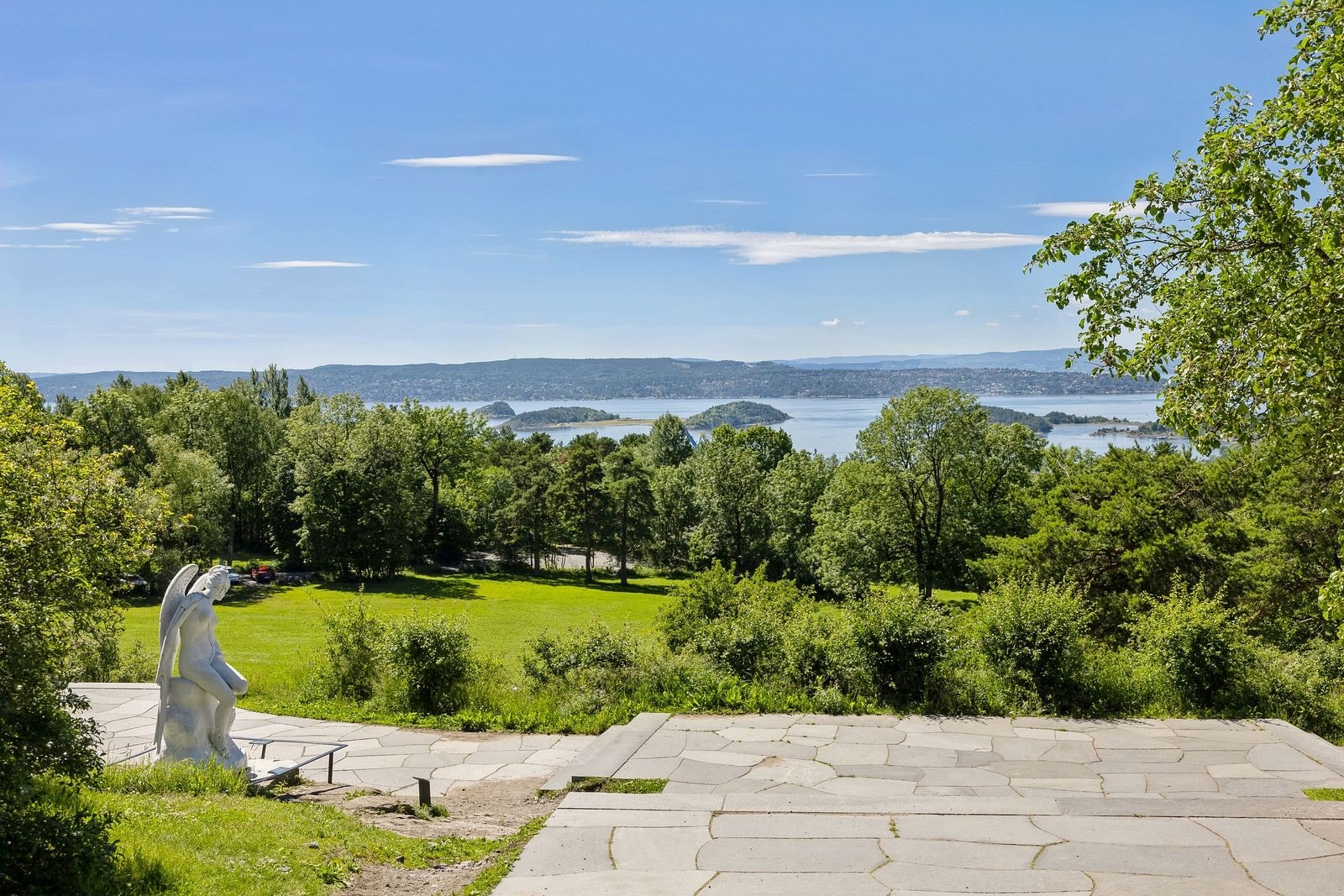 Kort vei til Ekebergsletta med turmuligheter, ridesenter og idrettsanlegg. Galleribilde