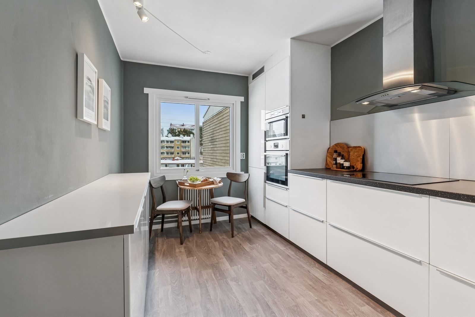 Innholdsrikt kjøkken med moderne utførelse. Galleribilde