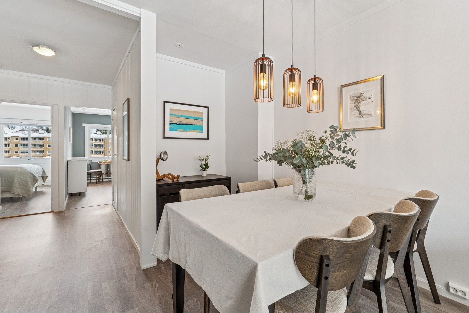 Romslig stue med plass til både sofagruppe og spisebord. Galleribilde