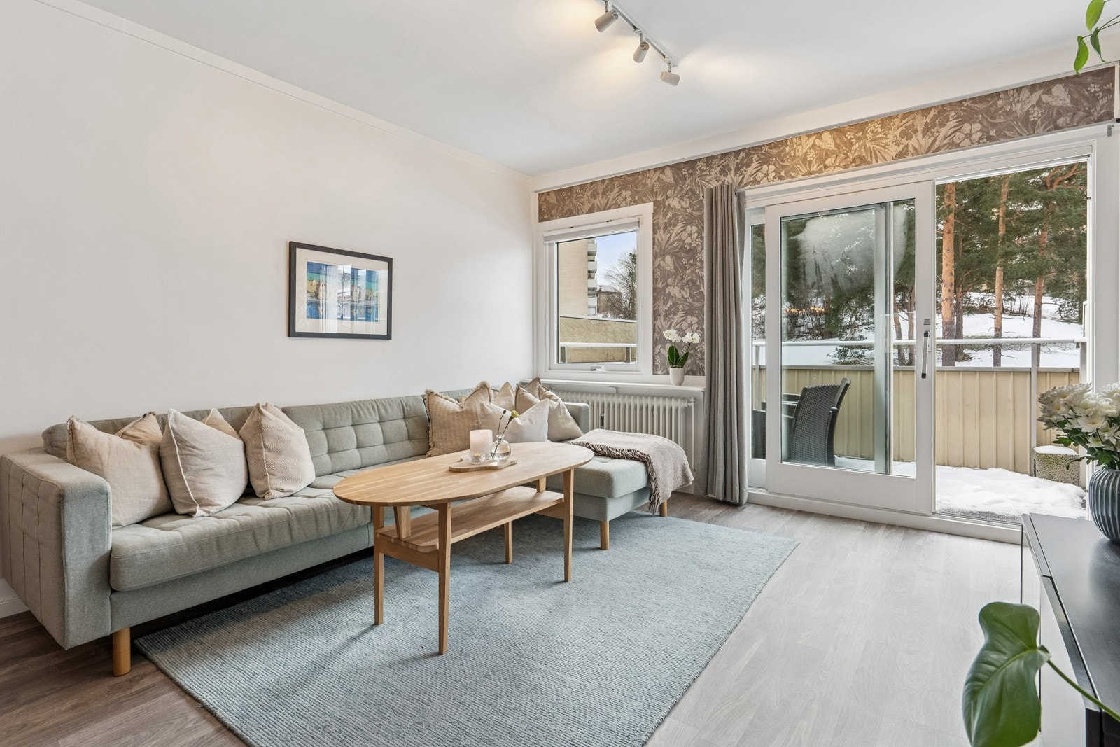 Utgang fra stue til sydvestvendt balkong ca. 7 m² med skyvedør. Galleribilde