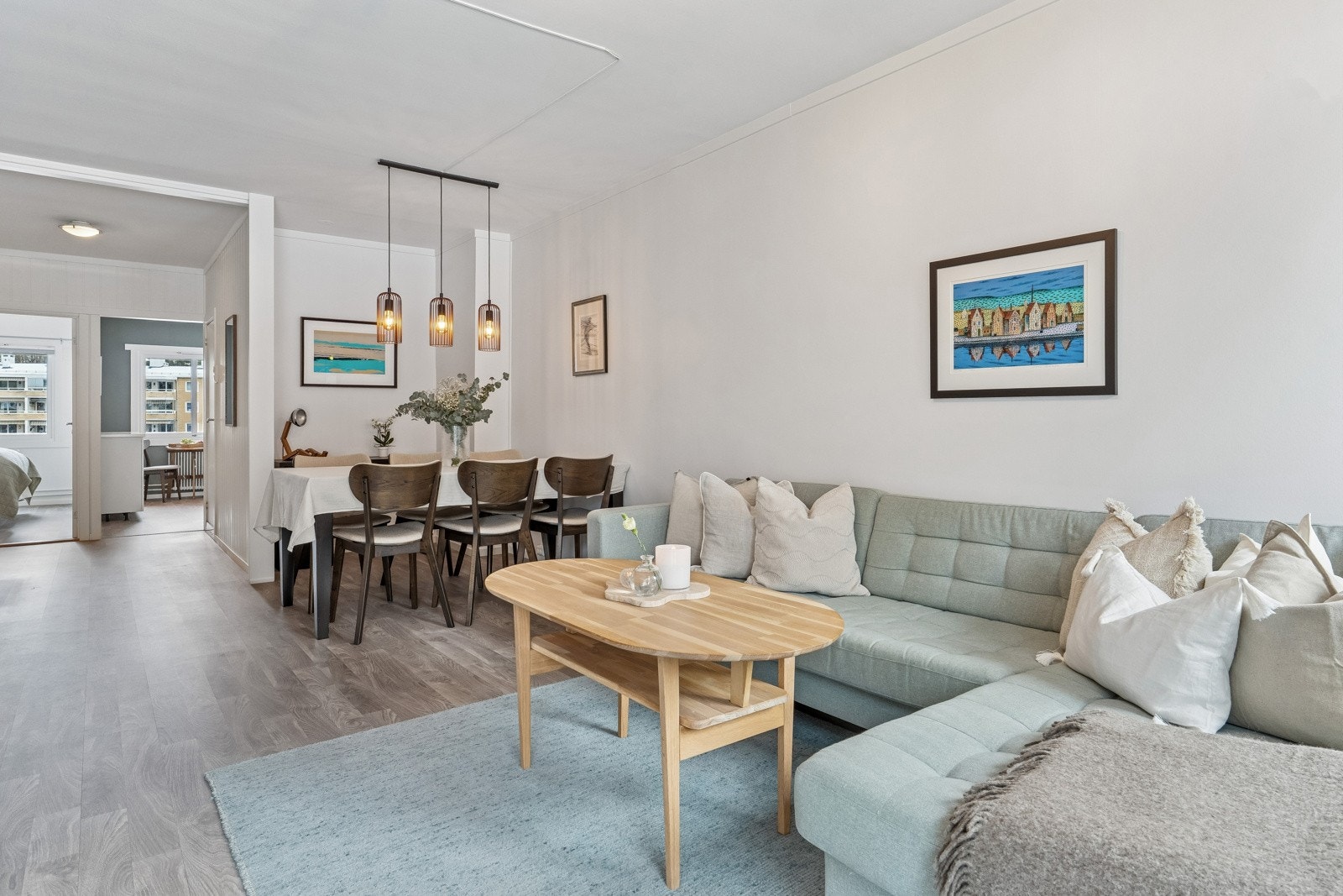 Leiligheten oppleves som lys og gjennomgående, med god planløsning og store rom. Galleribilde