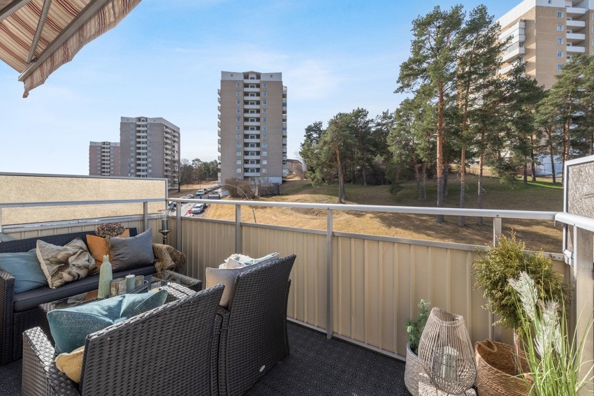 Balkongen virker som en forlengelse av stuen på sommerhalvåret. (Foto Inviso/EFKT) Galleribilde