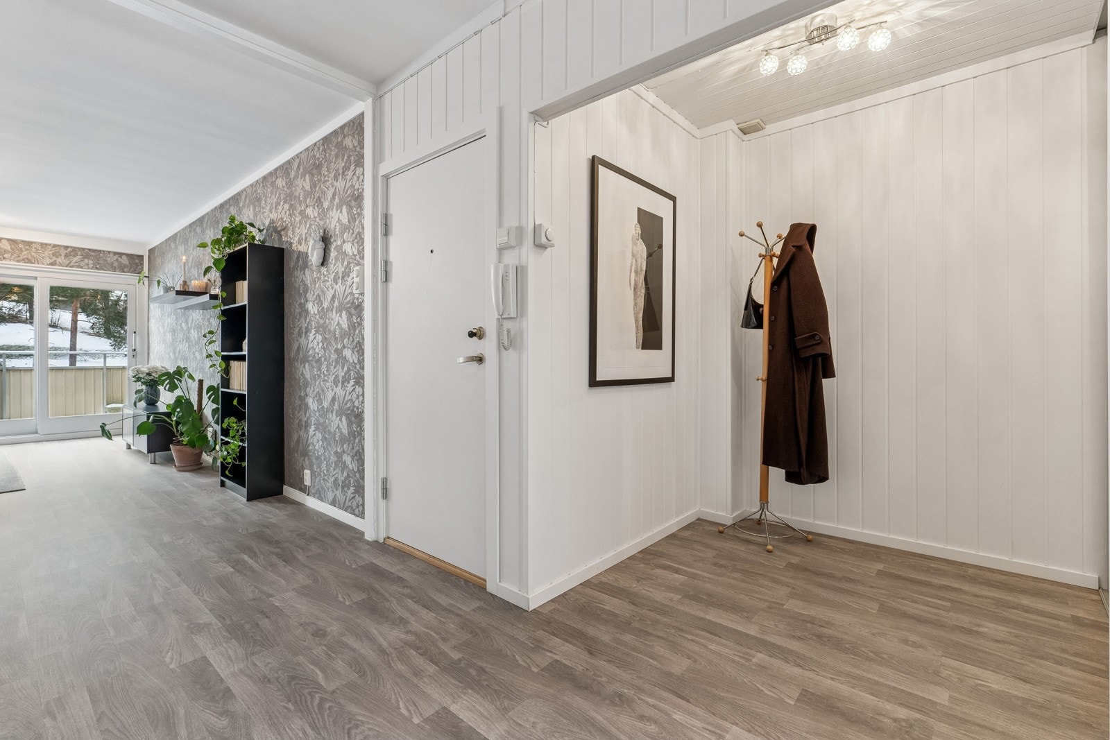 Romslig entré med åpen løsning mot øvrige rom. Galleribilde