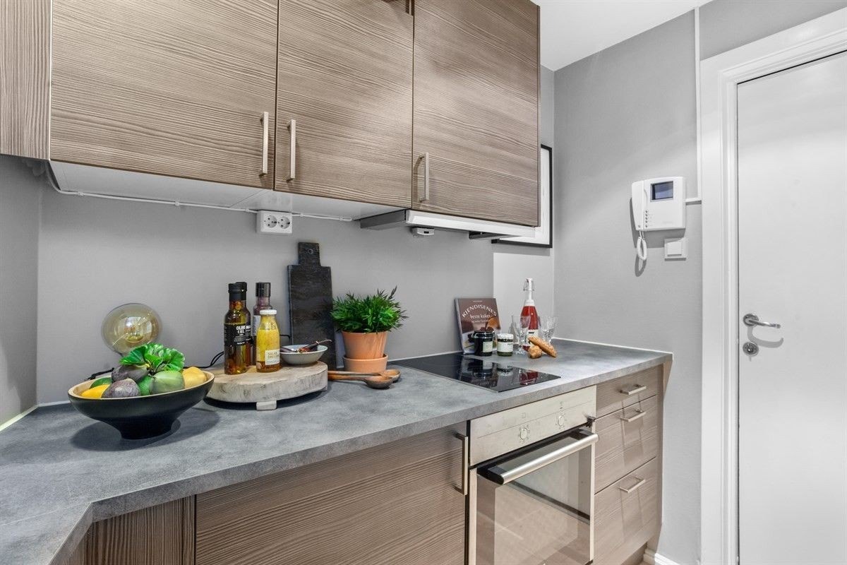 Kjøkken med medfølgende hvitevarer. Galleribilde