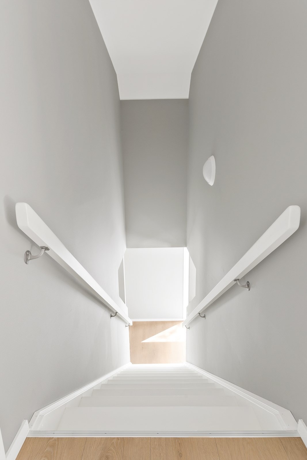 Trappeløpet som binder etasjene sammen er holdt i samme fargetone som resten av leiligheten. Galleribilde