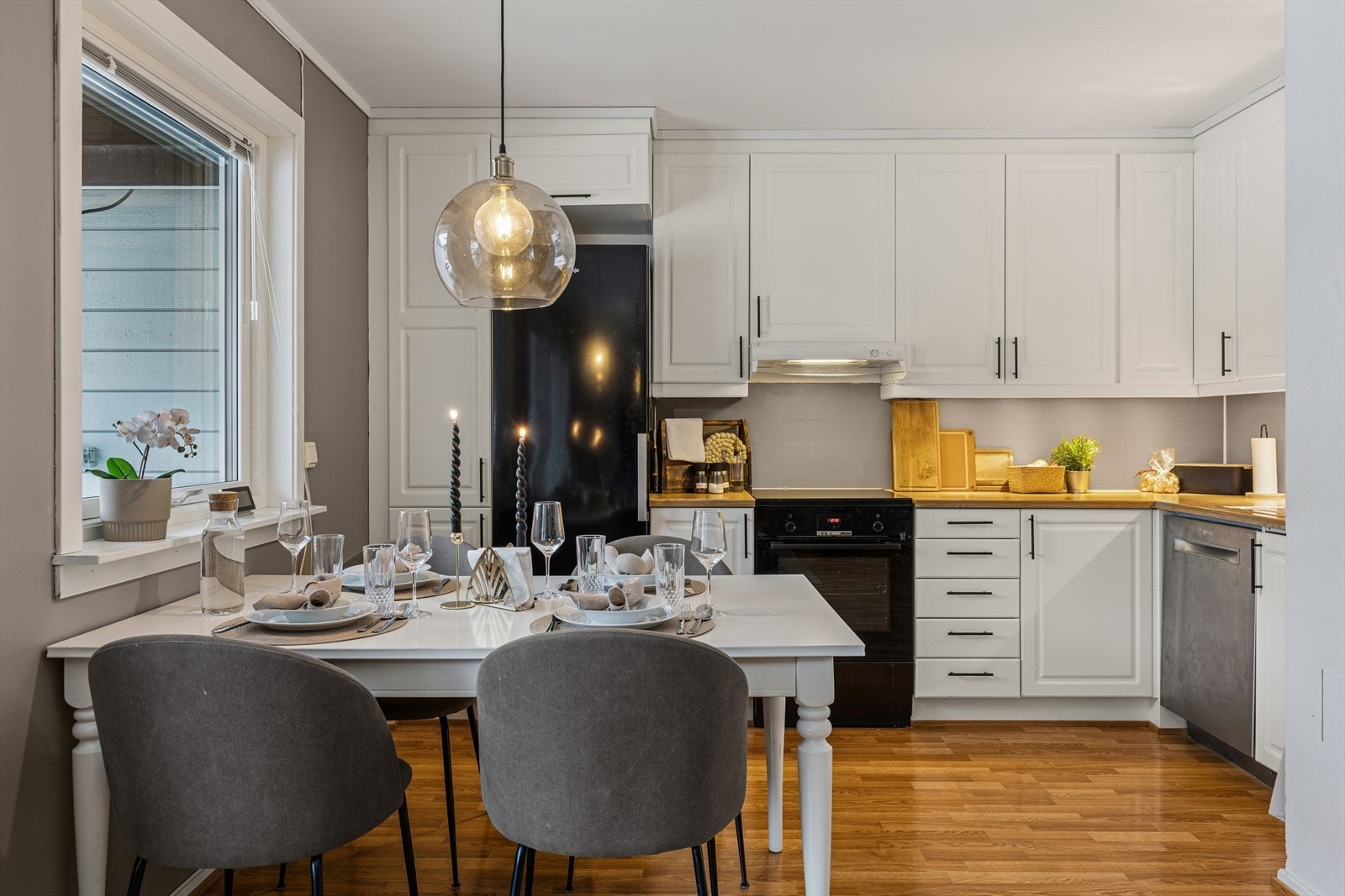 Dette er en attraktiv selveierleilighet på bakkeplan med 3 soverom og sørvendt terrasse. Galleribilde