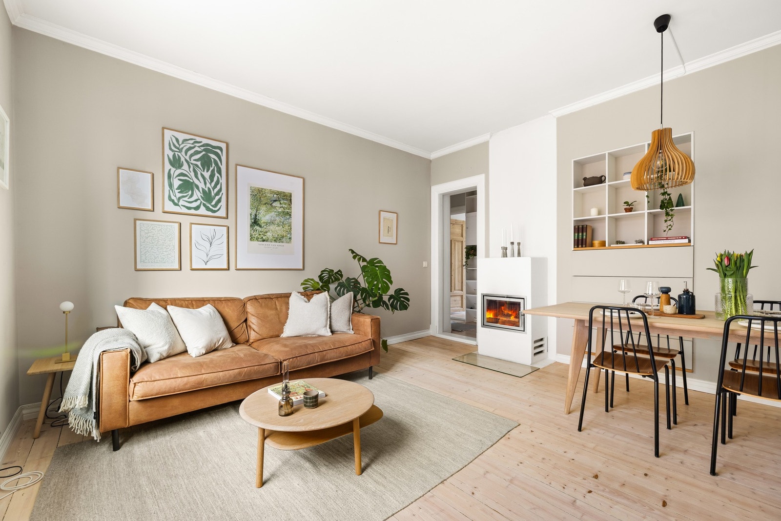 Stuen er romslig og har gode møbleringsmuligheter med plass til både sofagruppe, spisebord, TV-benk og annet møblement. Galleribilde