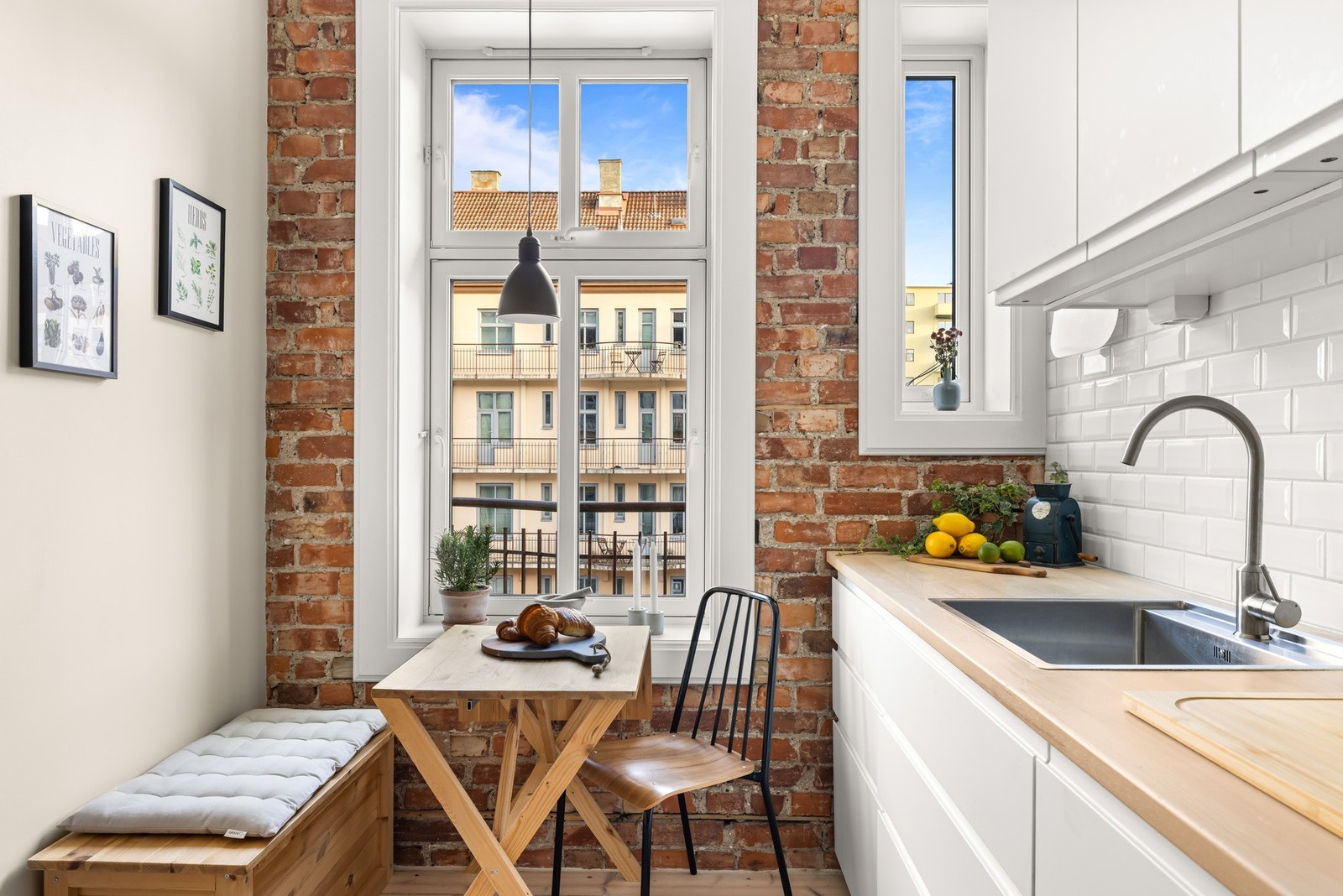 Det er montert waterguard i kjøkkenbenk og komfyrvakt over kokesone. Galleribilde