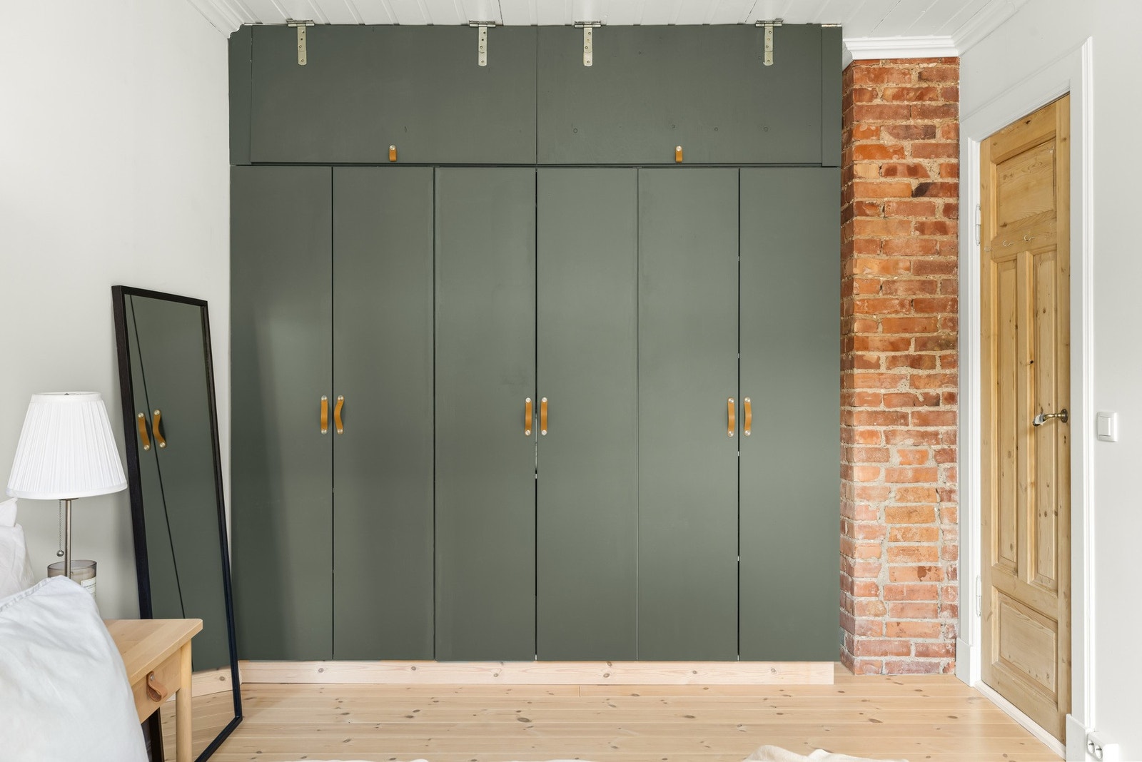 Garderoben er malt i 2026. Galleribilde