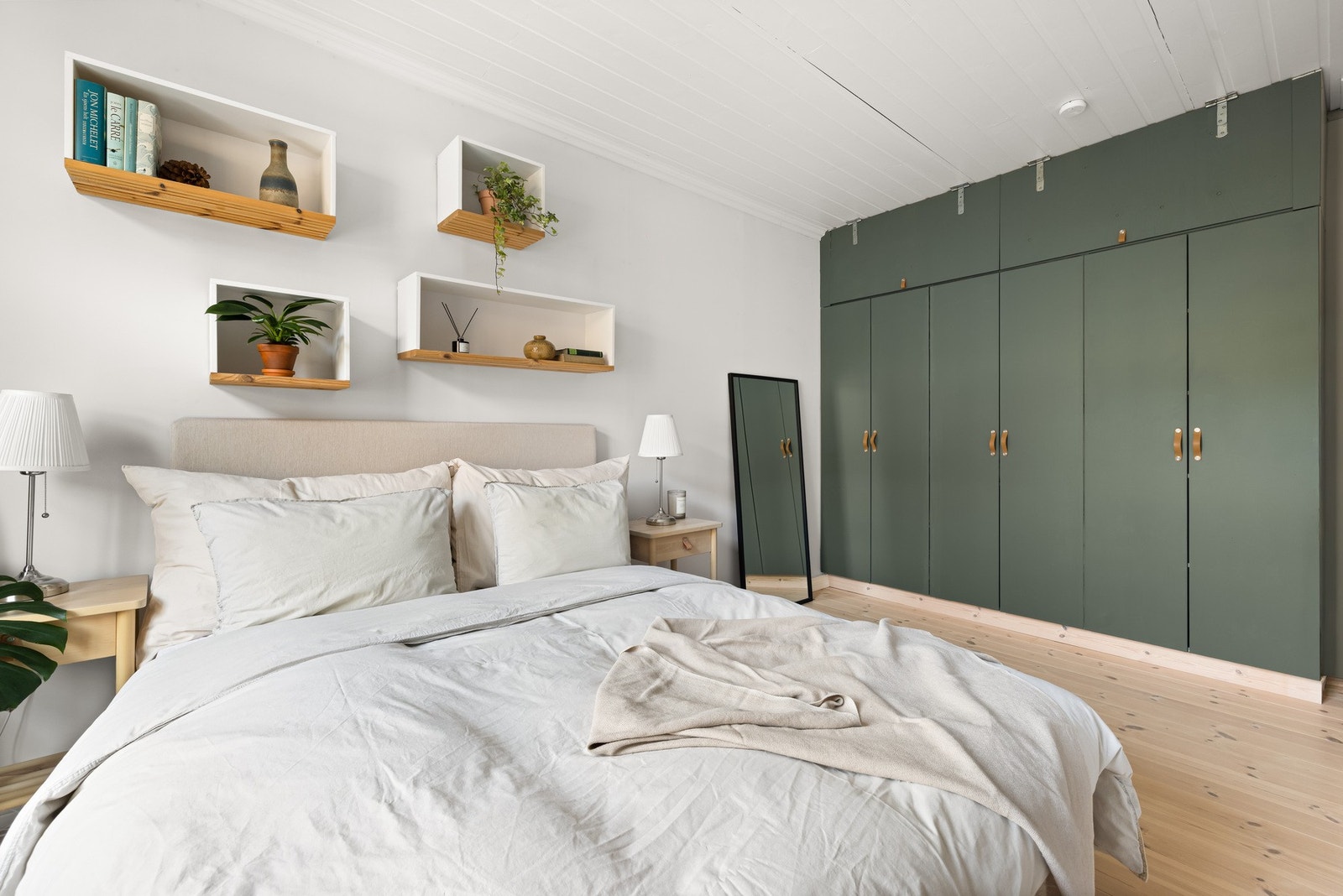 Garderobeskap gir gode oppbevaringsmuligheter. Galleribilde