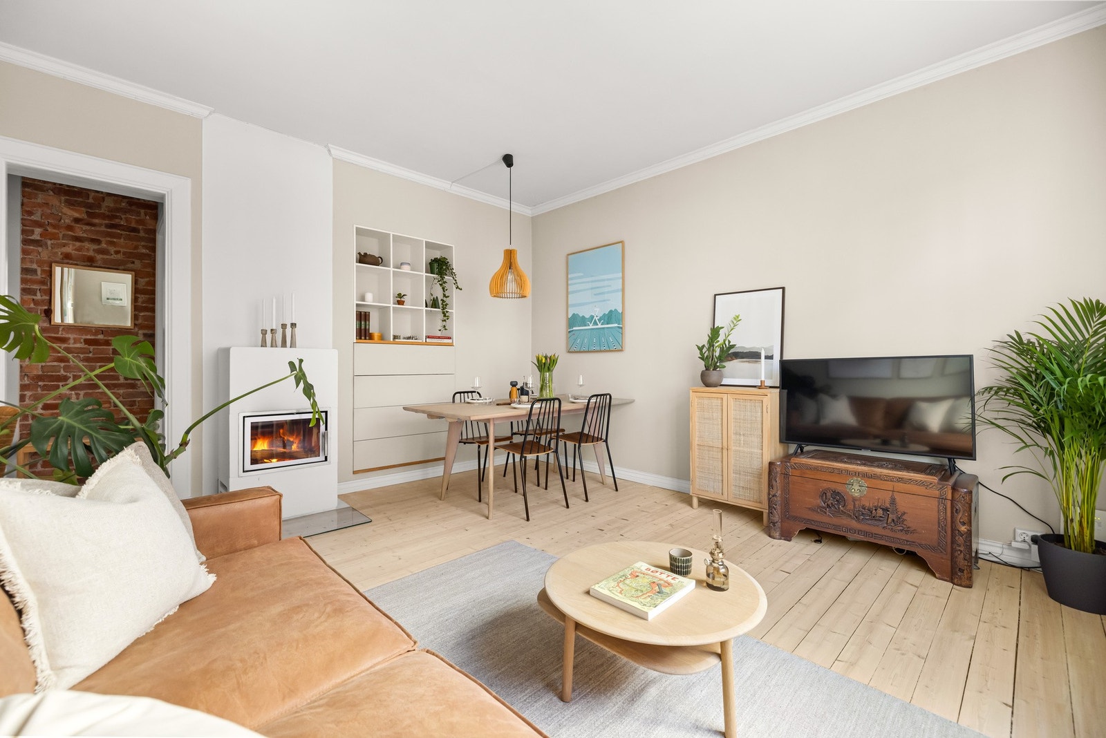 Den gjennomgående planløsningen, kombinert med god takhøyde og store vindusflater, gir rommet rikelig med naturlig lys. Galleribilde