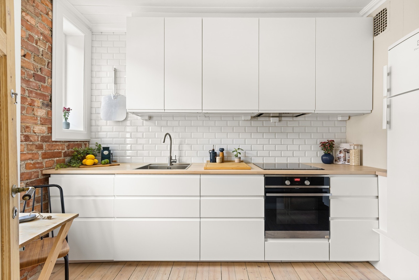 Integrerte hvitevarer bestående av induksjonstopp, stekeovn, kjøl/frys og oppvaskmaskin. Galleribilde