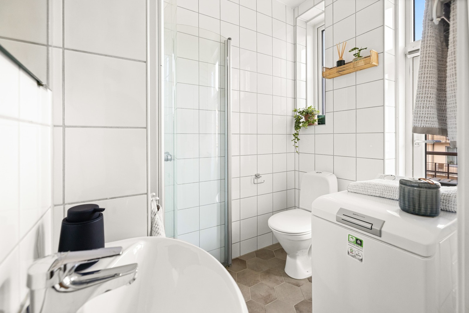 Badet er rehabilitert i 2004 iht. tidligere salgsoppgave. I 2018 ble det lagt nytt gulv med varmekabler og fliser. Galleribilde