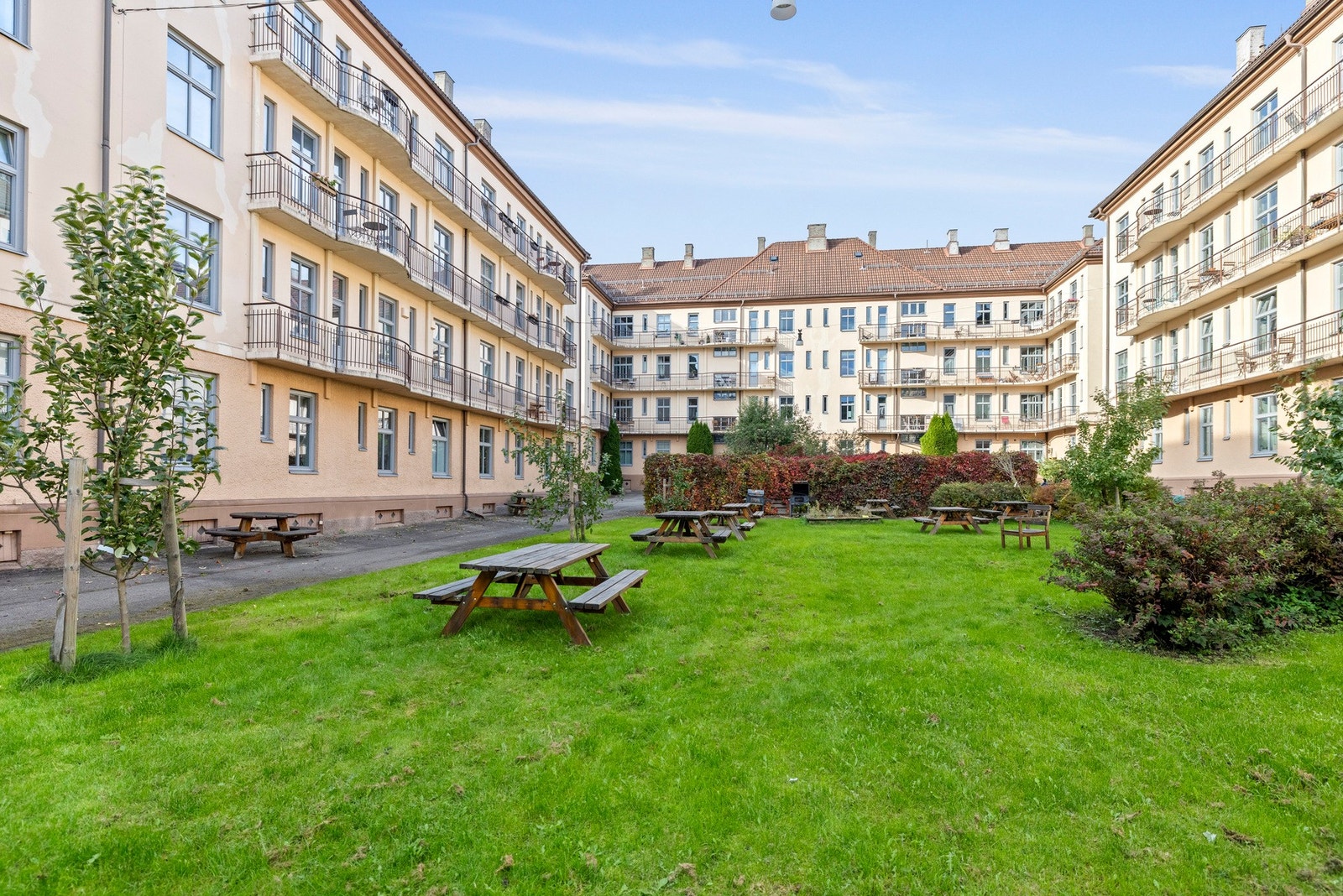 Hagen er pent beplantet og møbleres med sittegrupper og grill i sommerhalvåret. Bakhagen er til stor glede for beboerne i aksjelaget. Galleribilde