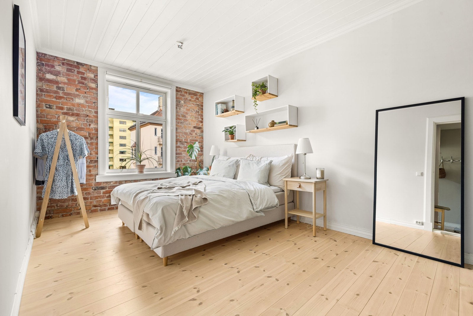 Leiligheten har et romslig soverom med plass til dobbeltseng, nattbord og øvrig møblement. Galleribilde