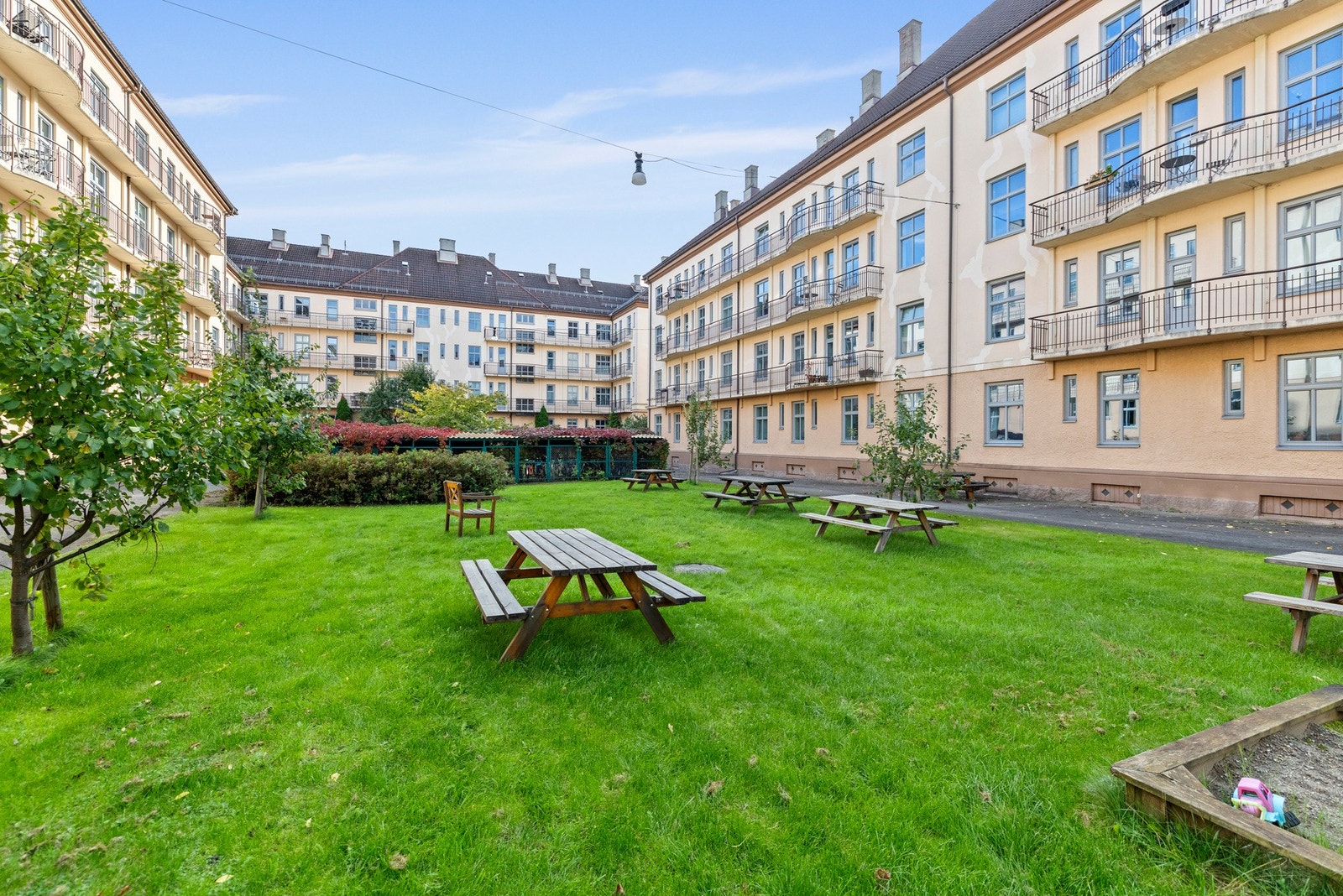 Aksjelaget har en nydelig felles bakhage som fremstår som en grønn oase i sommerhalvåret. Galleribilde